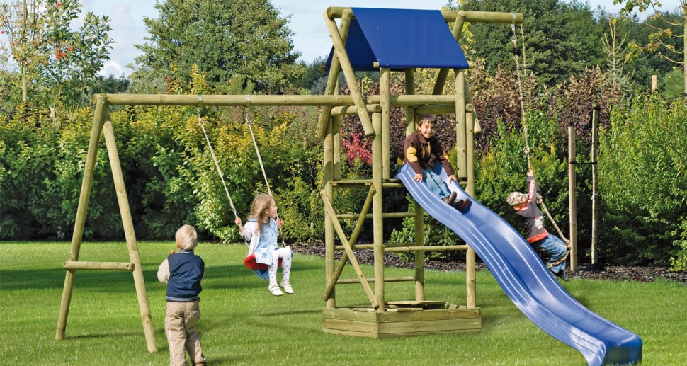 kinder spielen mit Klettergerüst